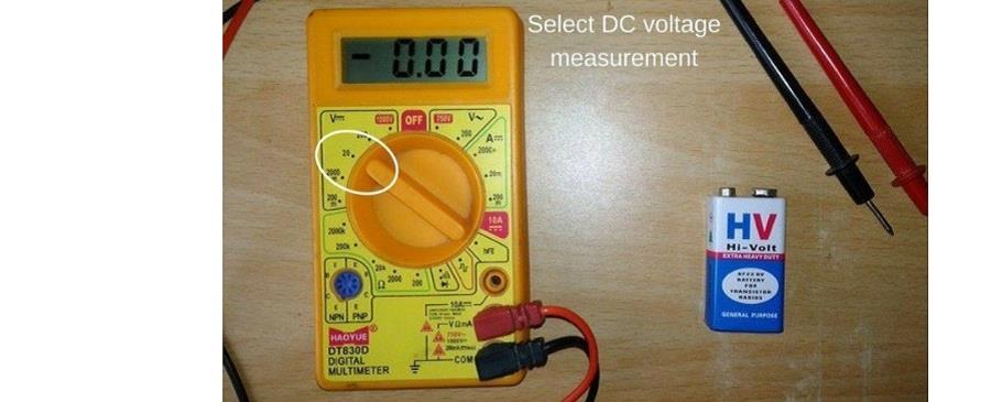 Chọn DC để đo giá trị điện áp pin