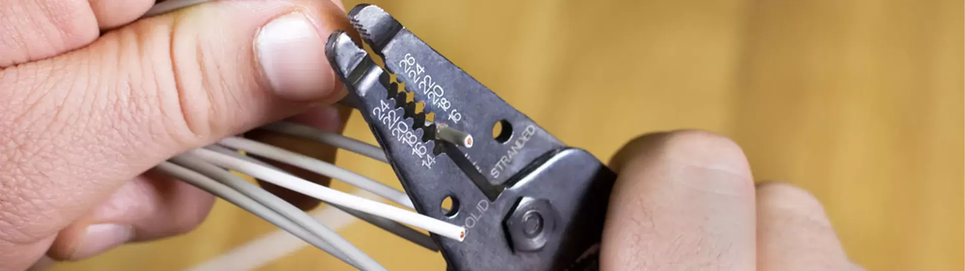 Thao tác công việc chính xác, an toàn nhờ kìm tuốt dây điện