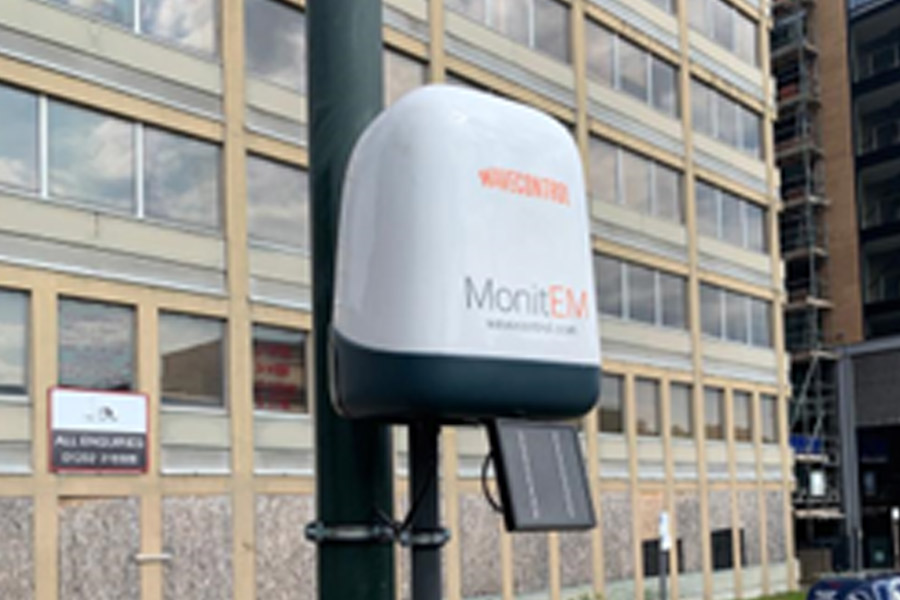 Lắp đặt MonitEM tại các khu vực công cộng, hoạt động độc lập  nhờ trang bị tấm pin năng lượng mặt trời