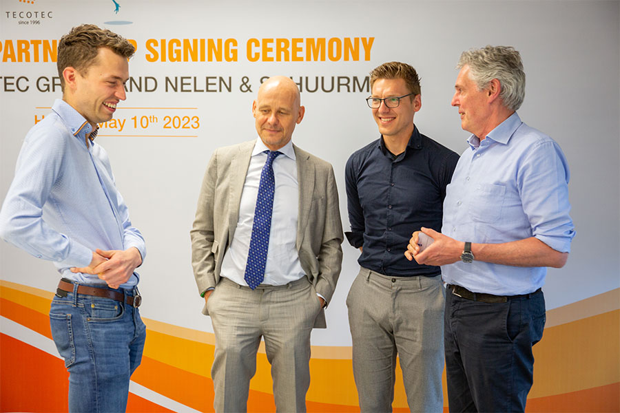 Các đại diện của Nelen & Schuurmans trao đổi tại buổi lễ ký kết